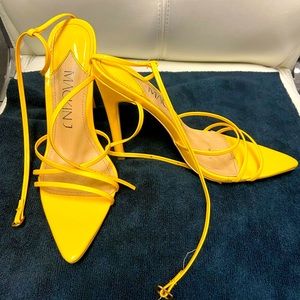 Mackin J 293-9 Yellow Heels
